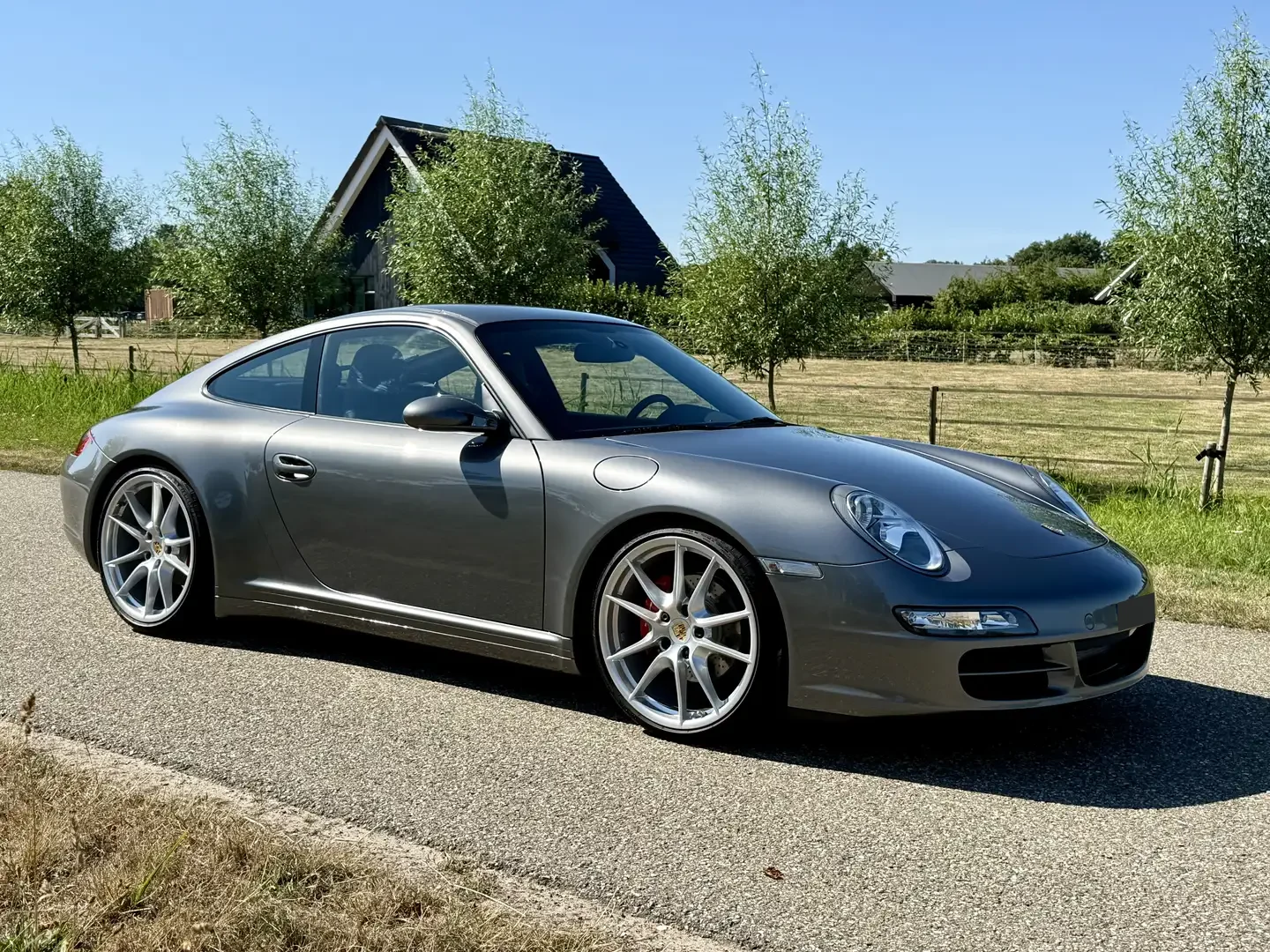 Porsche vóór bewerking, kenteken afgeschermd