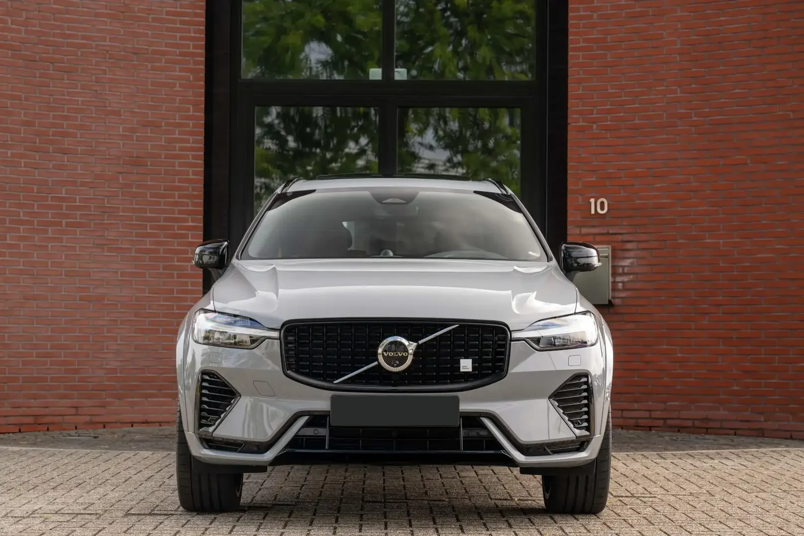 Volvo van voren vóór bewerking, kenteken afgeschermd