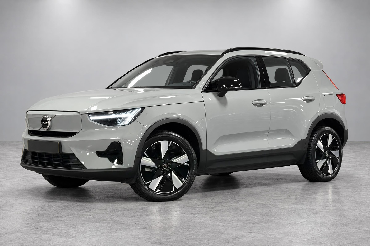 Volvo in de grijze studio
